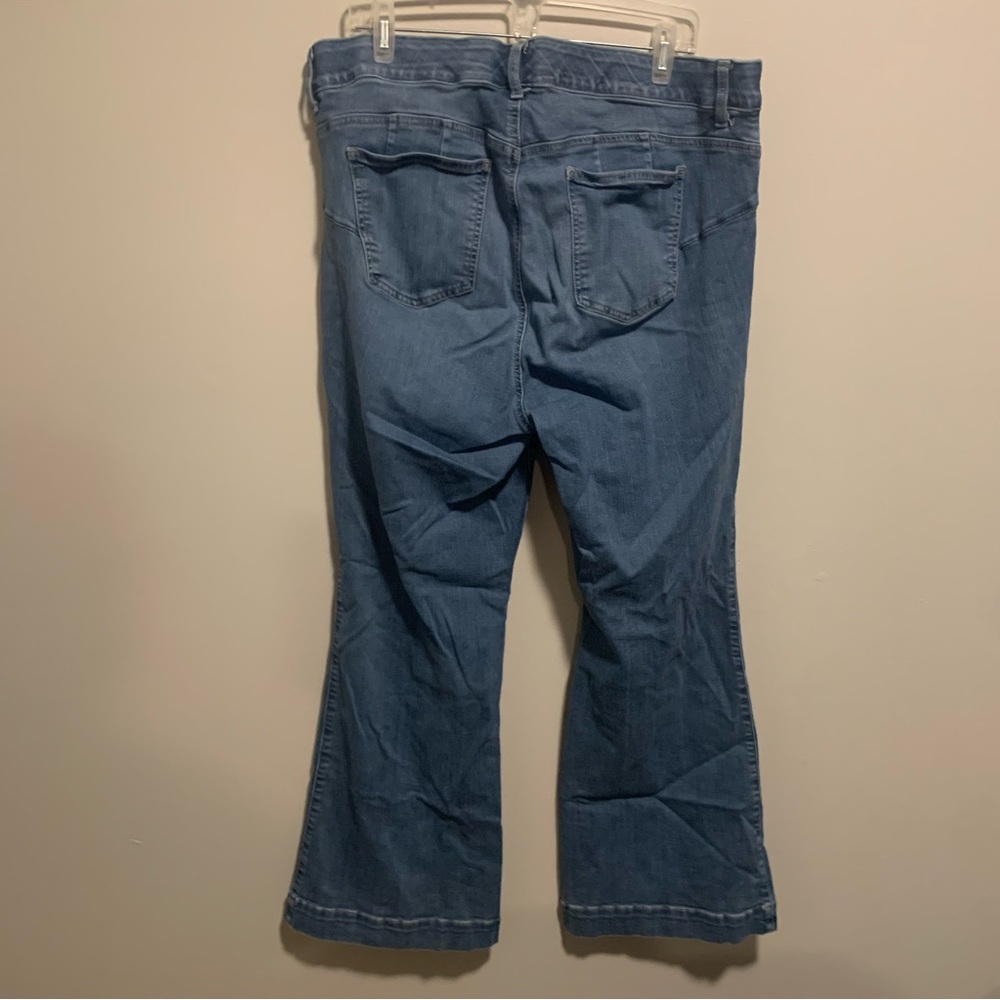 Torrid Bombshell Flare Jeans 22R Medium Wash Premium Stretch Sz 22 - Picture 3 of 5